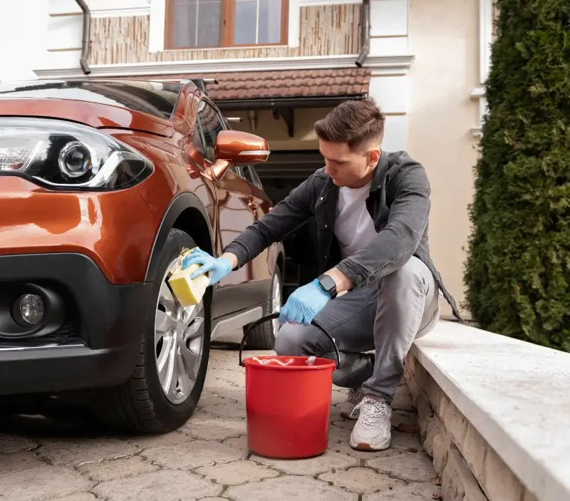 Lavage auto à domicile Viglain : professionnel intervenant sur un véhicule